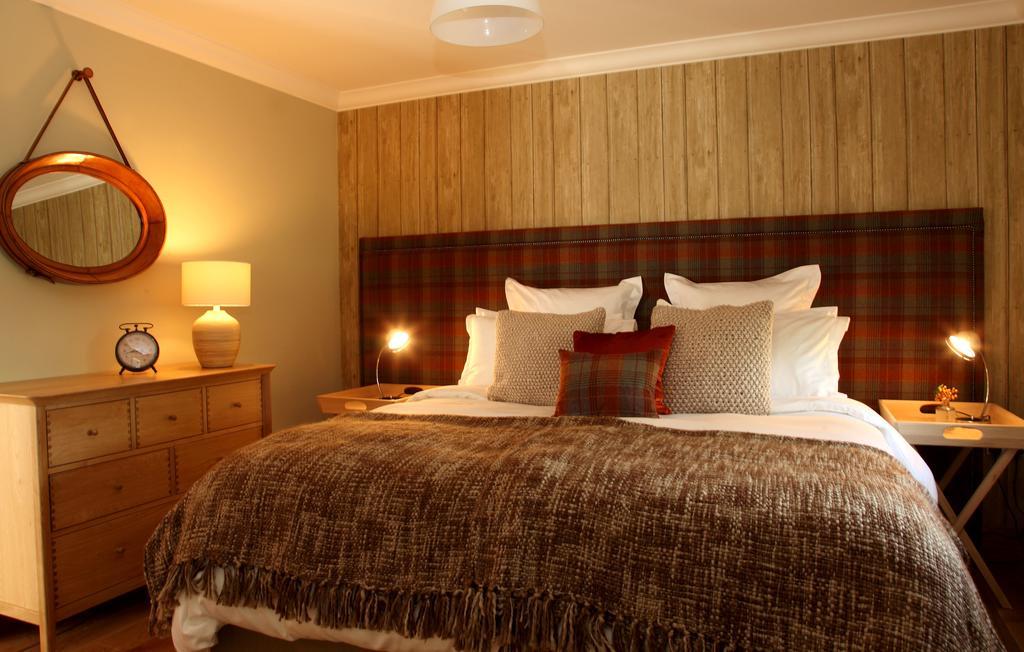 Hawkswood House And The Roundel Villa Peat Inn Room photo